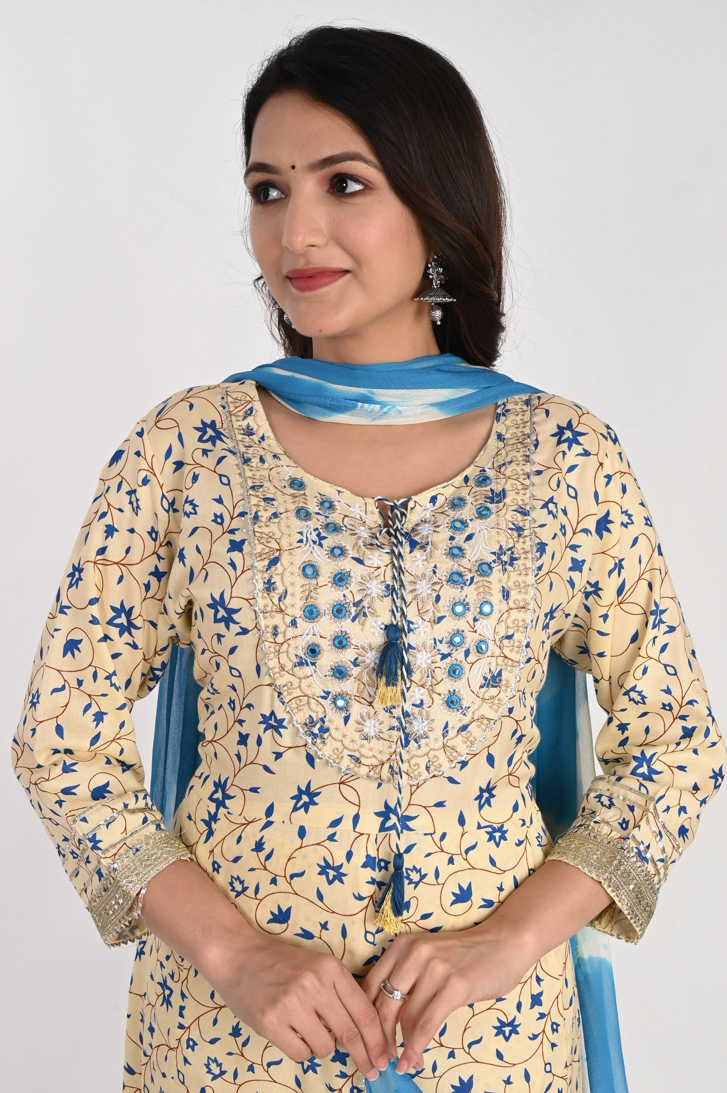 Women's white kurta pant with dupatta